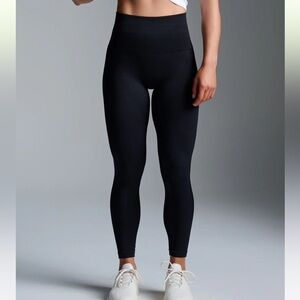 LNDR Streamline Black 7/8 Legging - size M/L